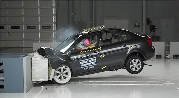 تست تصادف خودرو  باید قانون شود؛ خودروساز داخلی بدون الزام زیر بار نمی‌رود