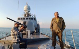 روایتی واقعی از 26 ساعت زندگی در آب سرد خلیج فارس / “عمق میدان” در سینما حقیقت