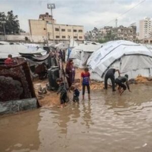 آوارگان غزه در میان سیل و طوفان/ یک نوزاد 8 ماهه بر اثر سرما جان داد