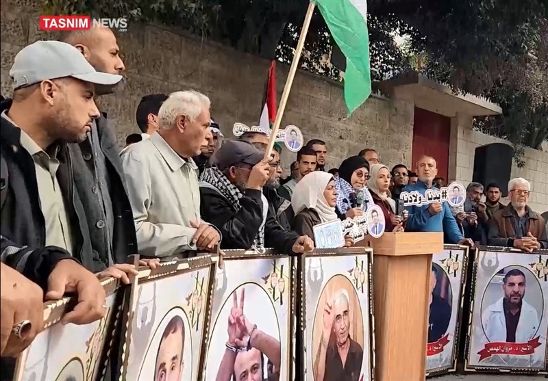 اجتماع خانواده‌های اسرا و شهدای غزه مقابل مقر صلیب سرخ: فرزندانمان را به ما برگردانید!