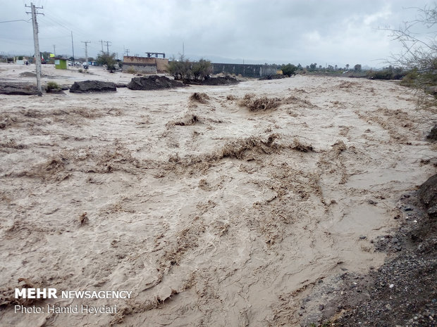 جاری شدن آب در کوهستان پارک پنجه‌علی بندرعباس