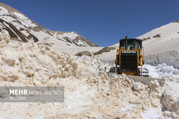 عملیات برفروبی و بازگشایی راه روستای طارش در محور ملکوت املش