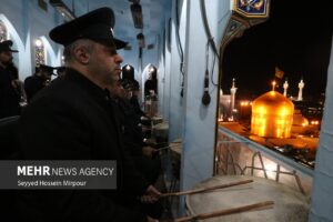 نقاره‌نوازی خادمان حرم مطهر رضوی در روز میلاد حضرت زهرا(س)