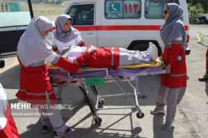 نجات مادر باردار و خانواده‌اش از آب‌گرفتگی شدید در «سرخه» فسا