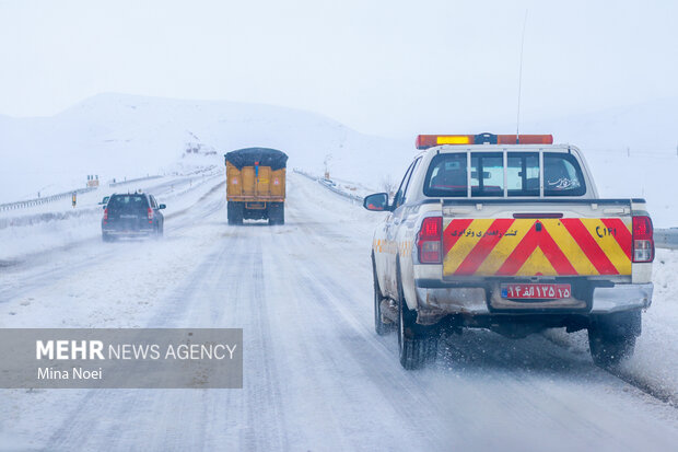 آماده باش آذربایجان غربی در پی بارش برف؛ جاده ها مه آلو و لغزنده هستند