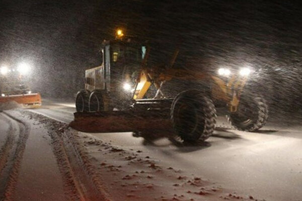 ناصری: برف و کولاک ۳ جاده شهرستان فریمان را مسدود کرد