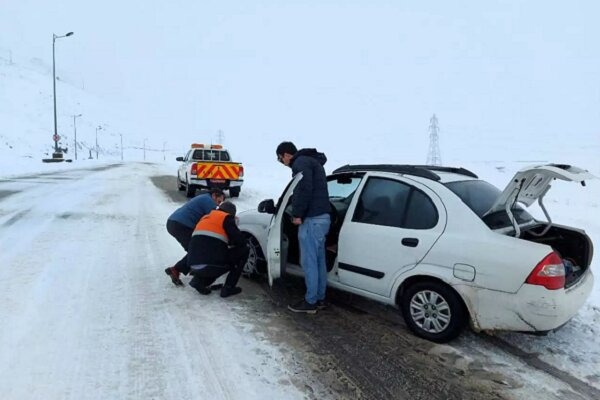 آماده باش آذربایجان غربی در پی بارش برف؛ جاده ها مه آلو و لغزنده هستند