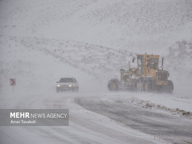 برف و کولاک در محورهای مواصلاتی شهرستان فریدن