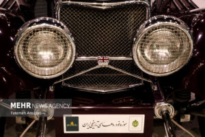 نمایش تصاویر موزه خودروهای تاریخی در مترو تهران