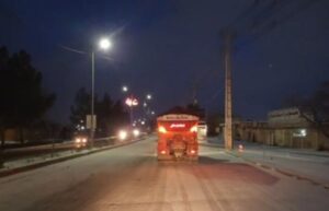 عملیات نمک‌پاشی در محورهای کوهستانی استان سمنان پس از بارش برف
