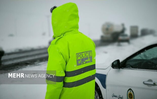 تلاش شبانه روزی برای باز نگاه داشتن جاده های یزد؛ یخبندان ادامه دارد