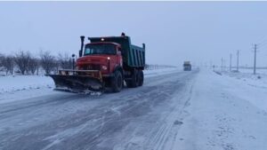 قدمی: بارش برف در محورهای کوهستانی؛ ۳۲ اکیپ راهداری در سمنان فعال است