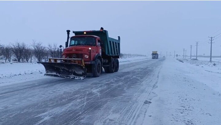 اقدام پیشگیرانه در جاده‌های استان سمنان؛ راه‌های برفی نمک‌پاشی شد