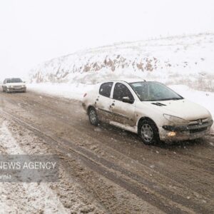 لغزندگی محورهای کوهستانی کاشان و لزوم استفاده از زنجیر چرخ
