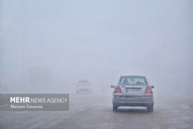 مه و باد در جاده‌های فارس؛ تردد روان اما احتیاط ضروری است