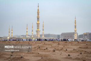 زیارت بی پیرایه و عاشقانه دانشجویان عمره گذار در بقیع