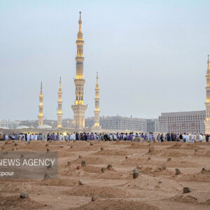 زیارت بی پیرایه و عاشقانه دانشجویان عمره گذار در بقیع