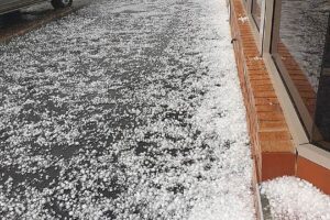 بارش تگرگ خیابان‌های کرمانشاه را سفیدپوش کرد