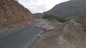 ریزش سنگ در جاده عباس آباد