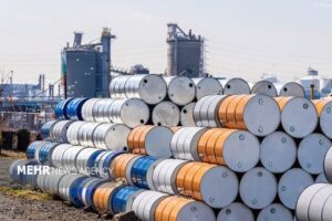 افت هفتگی ۴ درصدی نفت زیر سایه مازاد عرضه