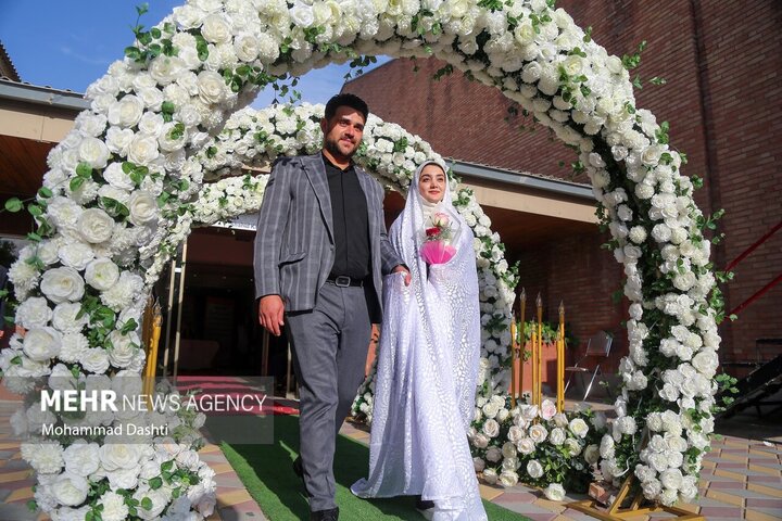 ۲۵۰ عروس و داماد دانشجو در دانشگاه تهران هدیه مشهد دریافت کردند