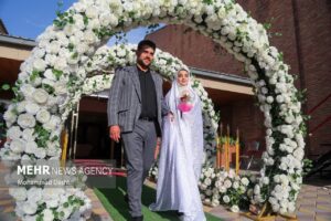 ۲۵۰ عروس و داماد دانشجو در دانشگاه تهران هدیه مشهد دریافت کردند