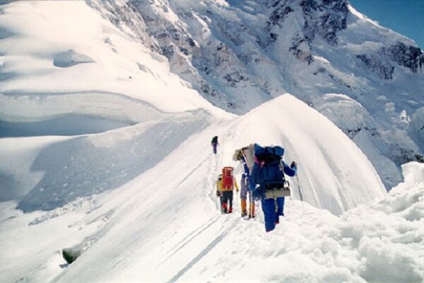 انتقال پیکر بانوی کوهنورد از قله دماوند