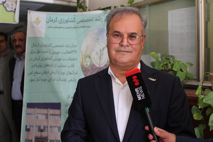 مقابله با هجوم آفت ملخ صحرایی به تجهیزات نوین نیاز دارد