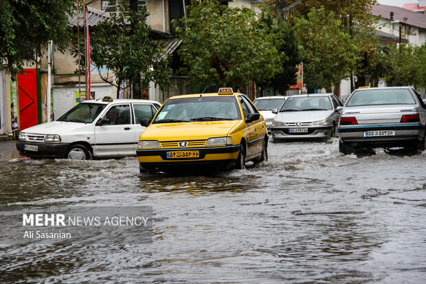 وضعیت خیابان‌های شهر ایوان بر اثر شدت بارش باران