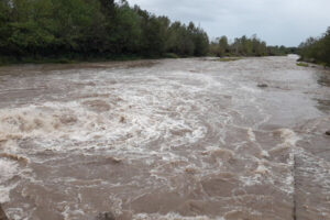 گیر افتادن نیسان های سوخت بر در جاده  کوهستانی هشتبندی هرمزگان