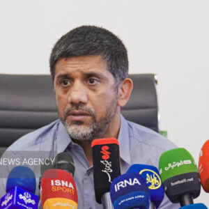 واکنش دبیر به شعار هواداران؛ کسانی که بطری پرتاب کردند از کشتی نبودند