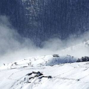 بارش برف در محورهای مواصلاتی شهر کامو و چوگان