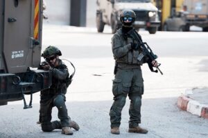 شلیک ۲۰ گلوله به سمت پیرمرد فلسطینی به خاطردر دست داشتن بطری پلاستیکی!