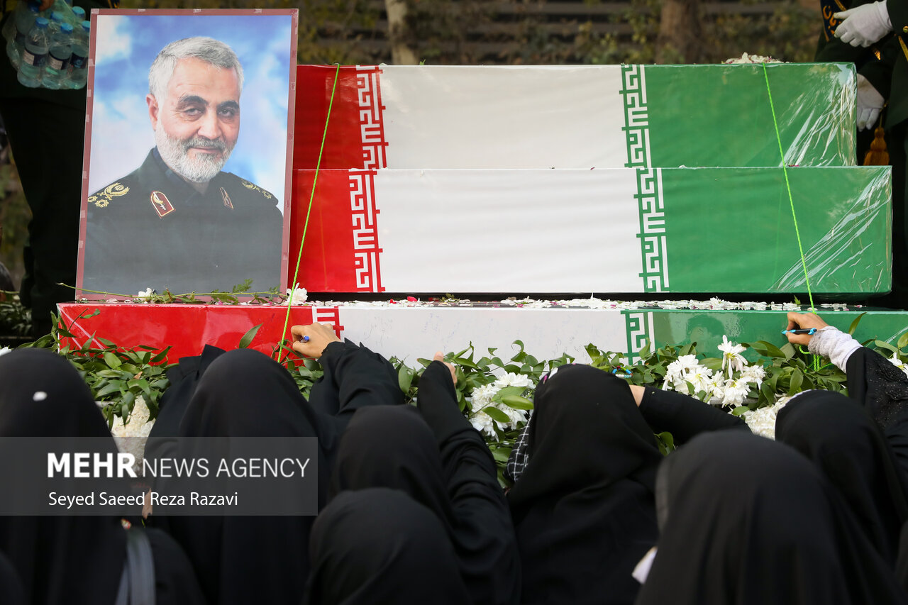 مراسم تشییع پیکرهای ۱۰۰ شهید گمنام دوران دفاع مقدس در تهران