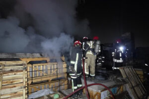 آتش‌سوزی سنگین در کارگاه نجاری قلعه‌میر بدون تلفات جانی مهار شد