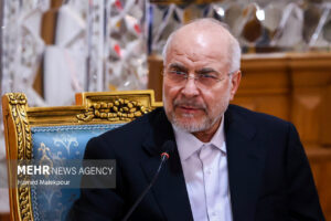 بازدید قالیباف از نمایشگاه کتاب نمایندگان ادوار به مناسبت روز مجلس