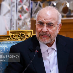 بازدید قالیباف از نمایشگاه کتاب نمایندگان ادوار به مناسبت روز مجلس