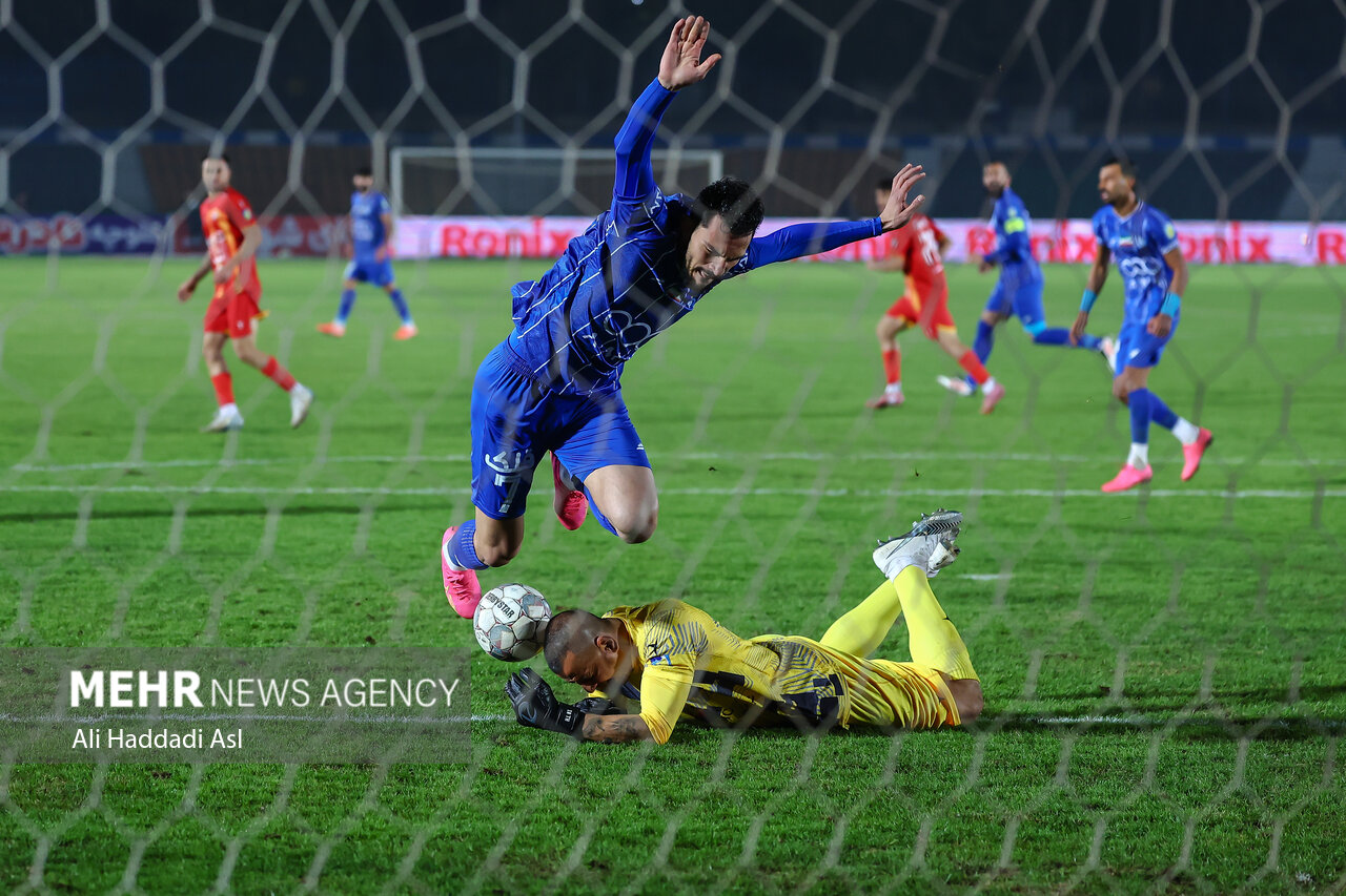 دیدار تیم ‌های فوتبال استقلال و فولاد خوزستان