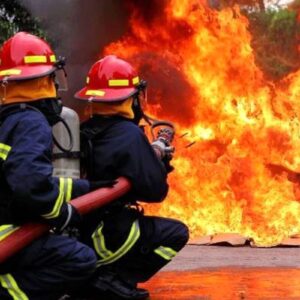 مهار آتش‌سوزی انبار کالاهای وارداتی در محله چابهار قشم