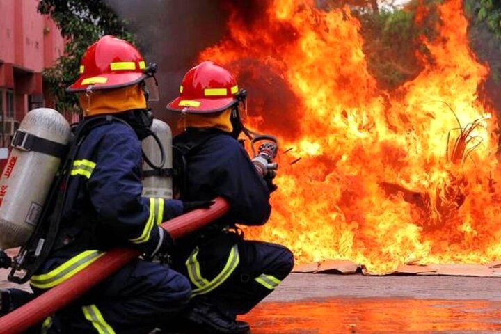 آتش‌سوزی سوله تجهیزات الکترونیکی در دولت‌آباد؛ تاکنون ۸ مصدوم گزارش شد