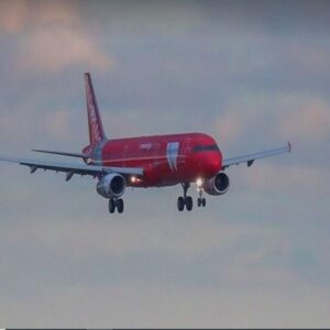 نجات ۴۲۵ سرنشین؛ فرود اضطراری بوئینگ ۷۷۷ در روسیه پس از آتش‌سوزی موتور