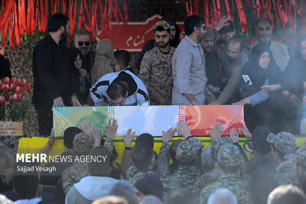 تجلیل دامغانی‌ها از یک وصال جاودانه؛ تشییع پیکر شهید گمنام