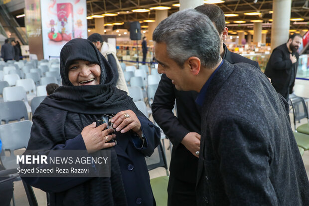 مراسم رونمایی از کتاب «حواسم هست»