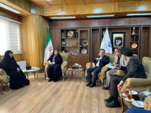 وزیر راه و شهرسازی از خانواده سه شهید زنجانی تجلیل کرد