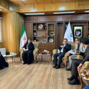 وزیر راه و شهرسازی از خانواده سه شهید زنجانی تجلیل کرد