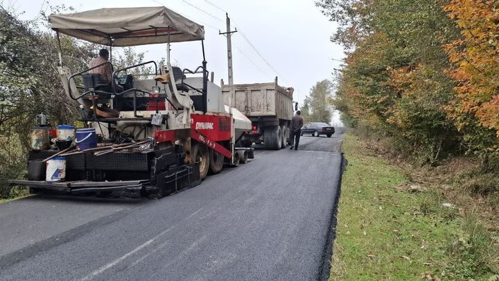 عملیات روکش آسفالت محور روستایی سلکی‌سر - عزیزکیان رشت اجرا شد