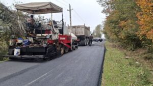 عملیات روکش آسفالت محور روستایی سلکی‌سر – عزیزکیان رشت اجرا شد