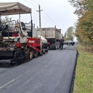عملیات روکش آسفالت محور روستایی سلکی‌سر – عزیزکیان رشت اجرا شد