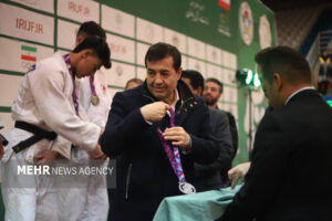 نفرات برتر چهار وزن مشخص شدند/ وزیر ورزش مدال ها را اهدا کرد