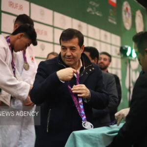 نفرات برتر چهار وزن مشخص شدند/ وزیر ورزش مدال ها را اهدا کرد